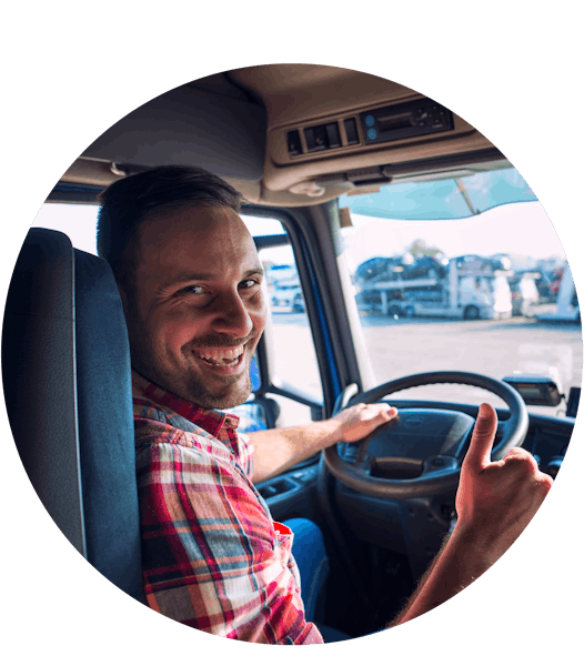 Vrachtwagenchauffeur in vrachtwagen
