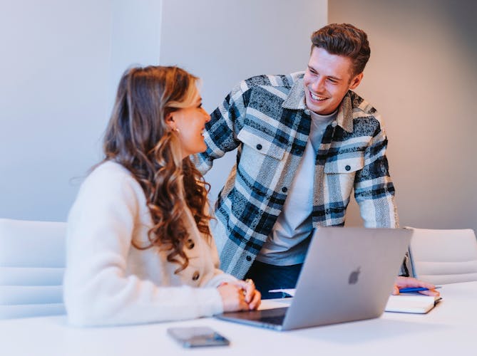 Twee collega's aan het werk op kantoor