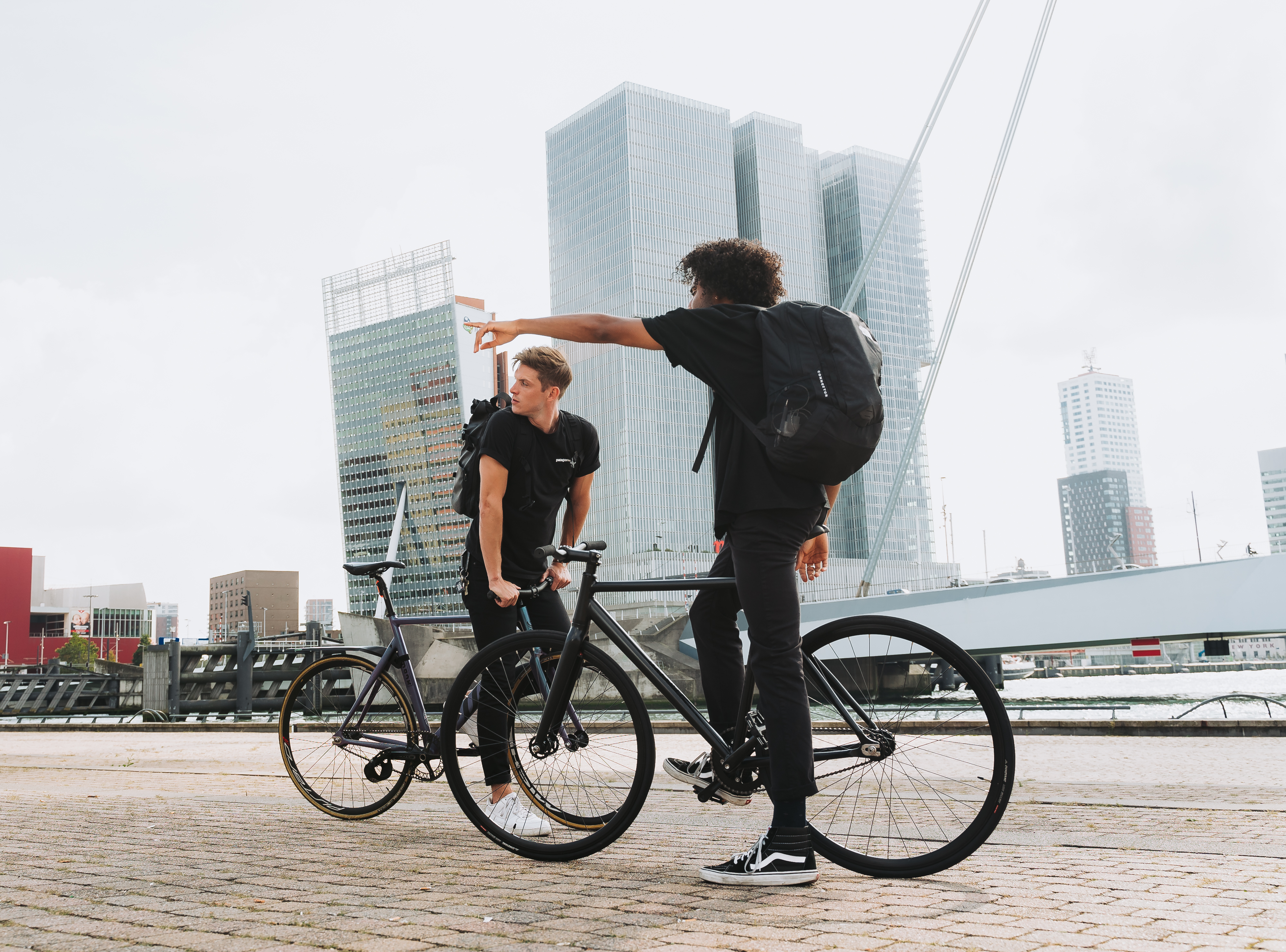 Jongens op de fiets  bij de Erasmusbrug