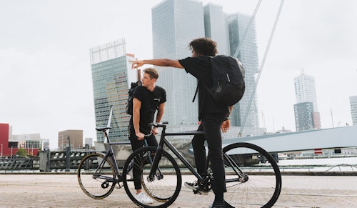 Jongens op de fiets bij de Erasmusbrug