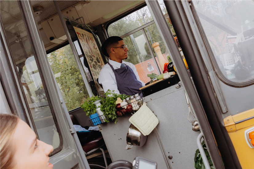 Buschauffeur die kookt in de bus