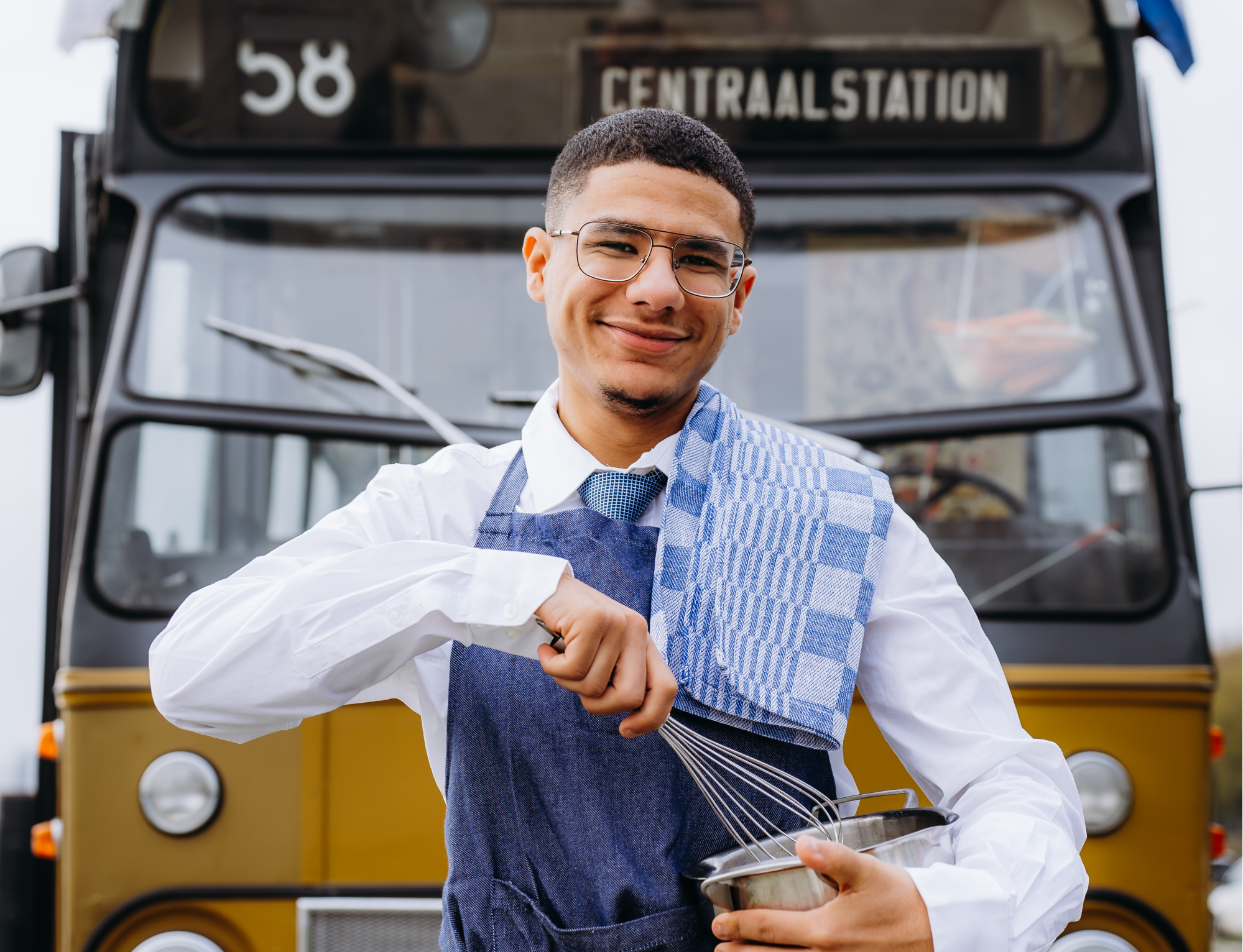Buschauffeur die kookt voor de bus