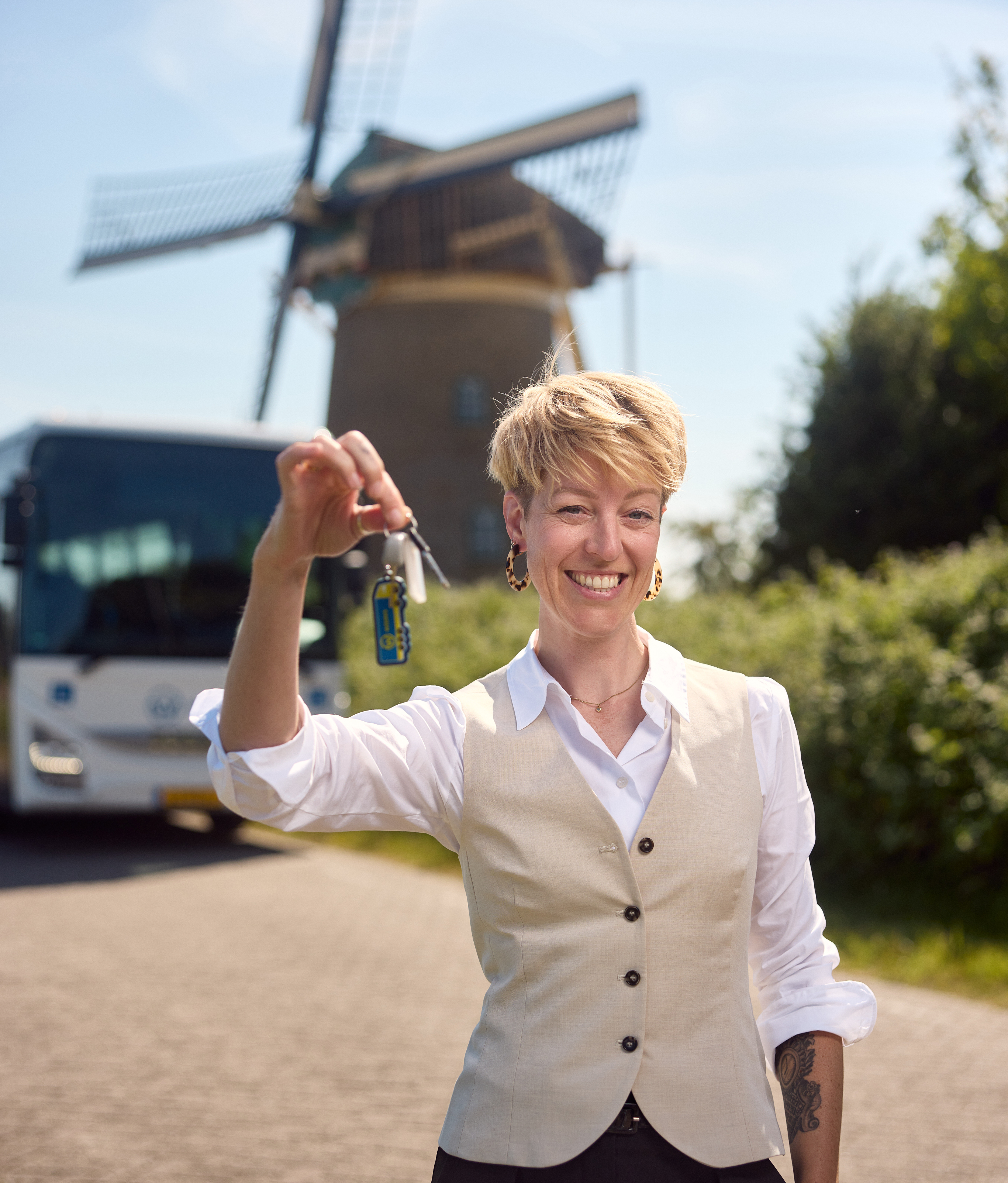 Buschauffeur met sleutels voor molen