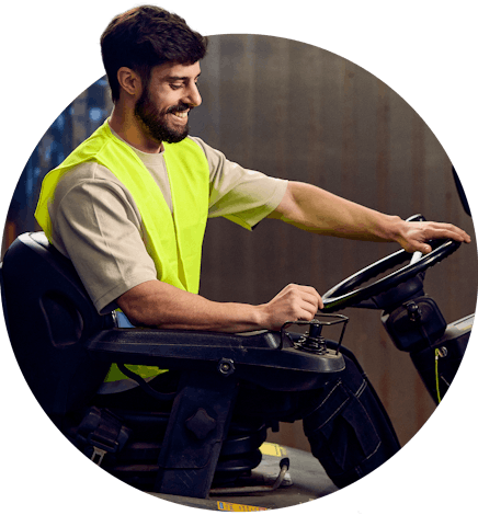 Heftruckchauffeur die heftruck bestuurt