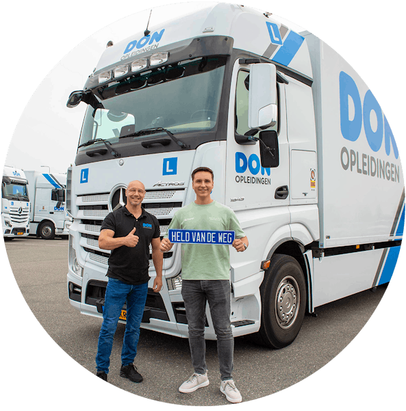 Vrachtwagenchauffeur die staat voor vrachtwagen