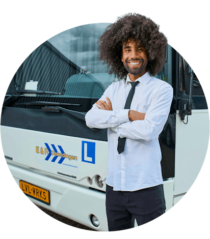 Buschauffeur met krullen voor de bus