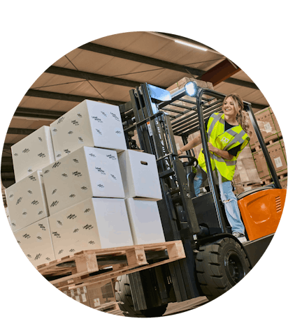 Vrouw die in een heftruck rijdt