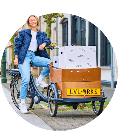 Vrouw die pakketen bezorgt op de fiets