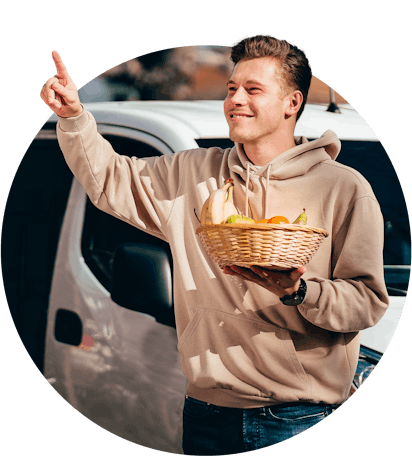 Jongen die fruit aan het bezorgen is