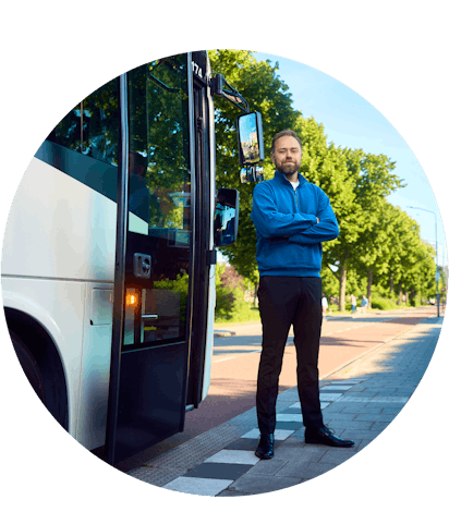Buschauffeur voor de bus