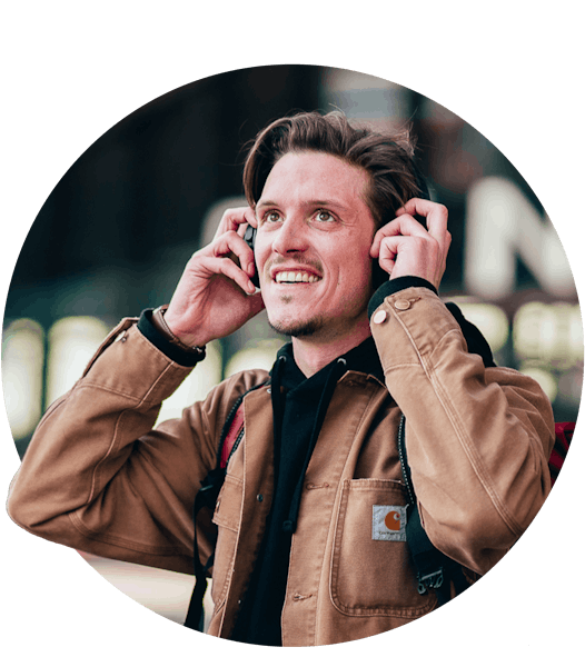 Jongen met koptelefoon