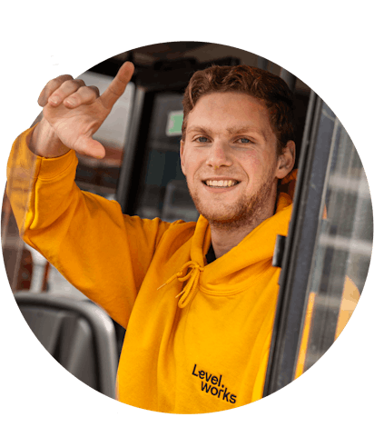 Buschauffeur die zwaait vannuit de bus