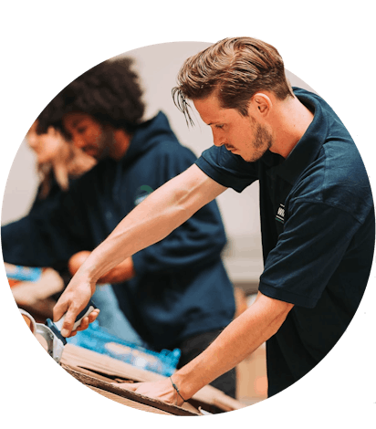 Jongen die bezorgdozen aan het dicht maken is