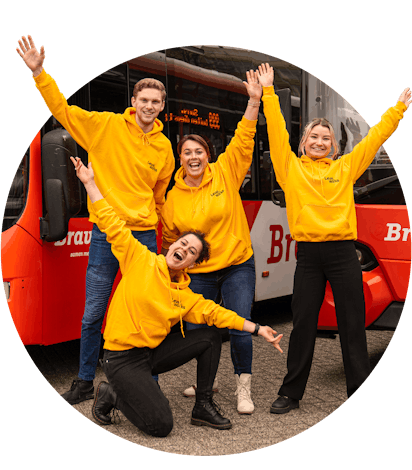 Groep van vier mensen voor een bus