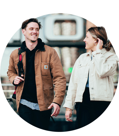 Een man en een vrouw voor centraal station