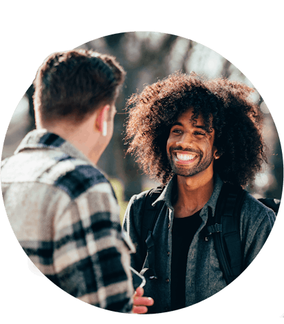 Twee jongen die met elkaar in gesprek zijn