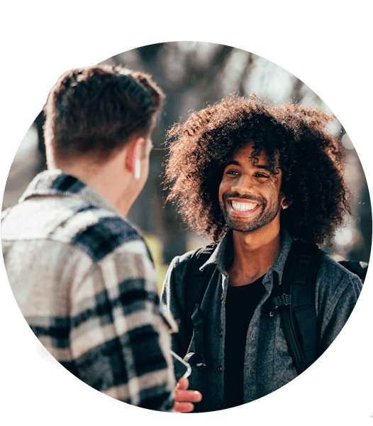 Twee jongen die met elkaar in gesprek zijn