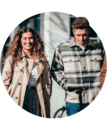 Twee mensen aan het lopen over straat