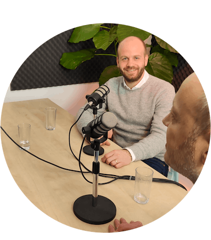 Man die een podcast opneemt