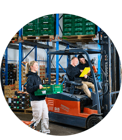 Magazijnmedewerkers aan het werk