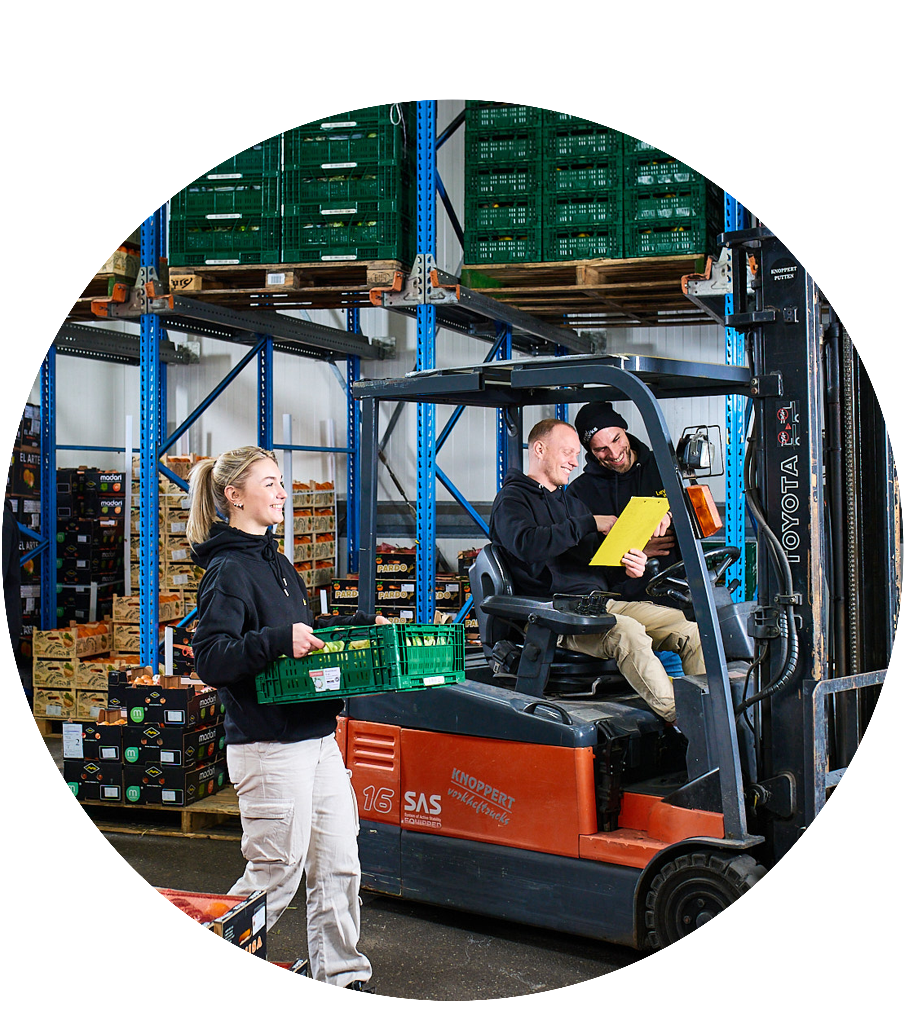 Magazijnmedewerkers aan het werk