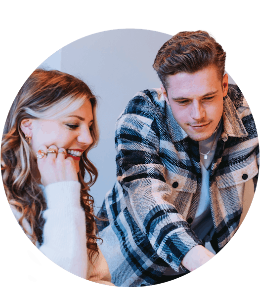 Jongen die wat op de laptop laat zien