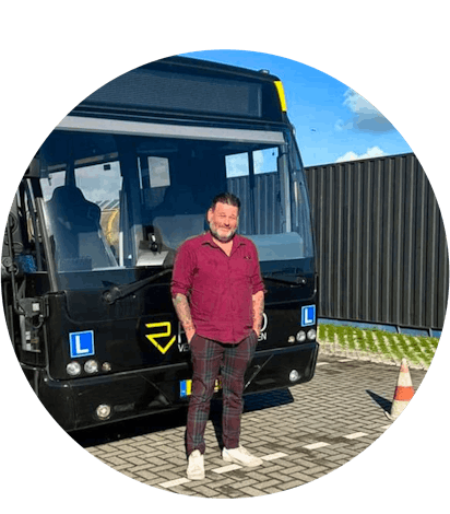 Buschauffeur voor de lesbus