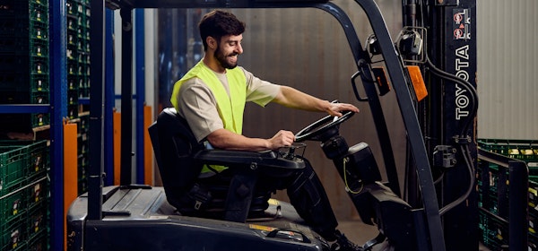 Logistiek medewerker in heftruck