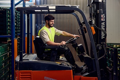 Logistiek medewerker in heftruck