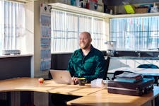 Man achter laptop in kantine