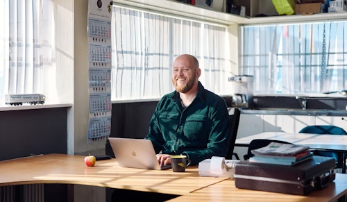 Man achter laptop in kantine