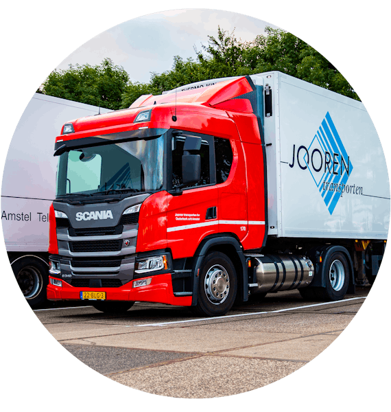 Vrachtwagen op parkeerterrein