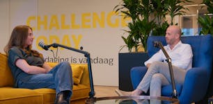 Twee collega's Level.works in podcast setting