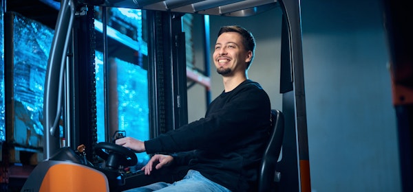 Logistiek medewerker in reachtruck