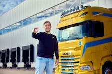 Vrachtwagenchauffeur met rijbewijs voor vrachtwagen