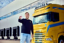 Vrachtwagenchauffeur met rijbewijs voor vrachtwagen