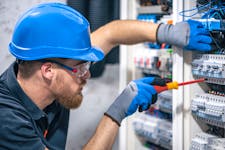 Monteur laagspanning aan het werk