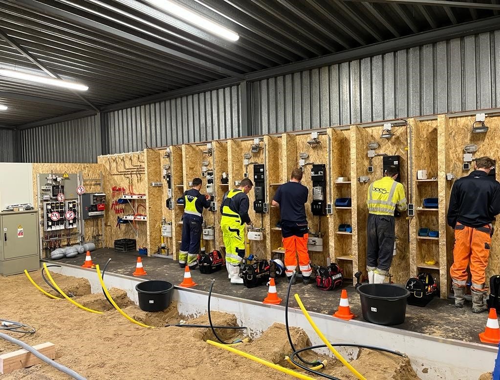 Kandidaten aan het werk in meterkasten