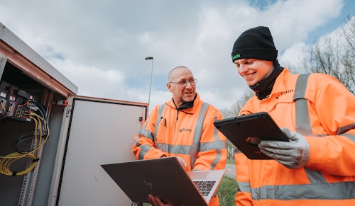 Twee technici in overleg