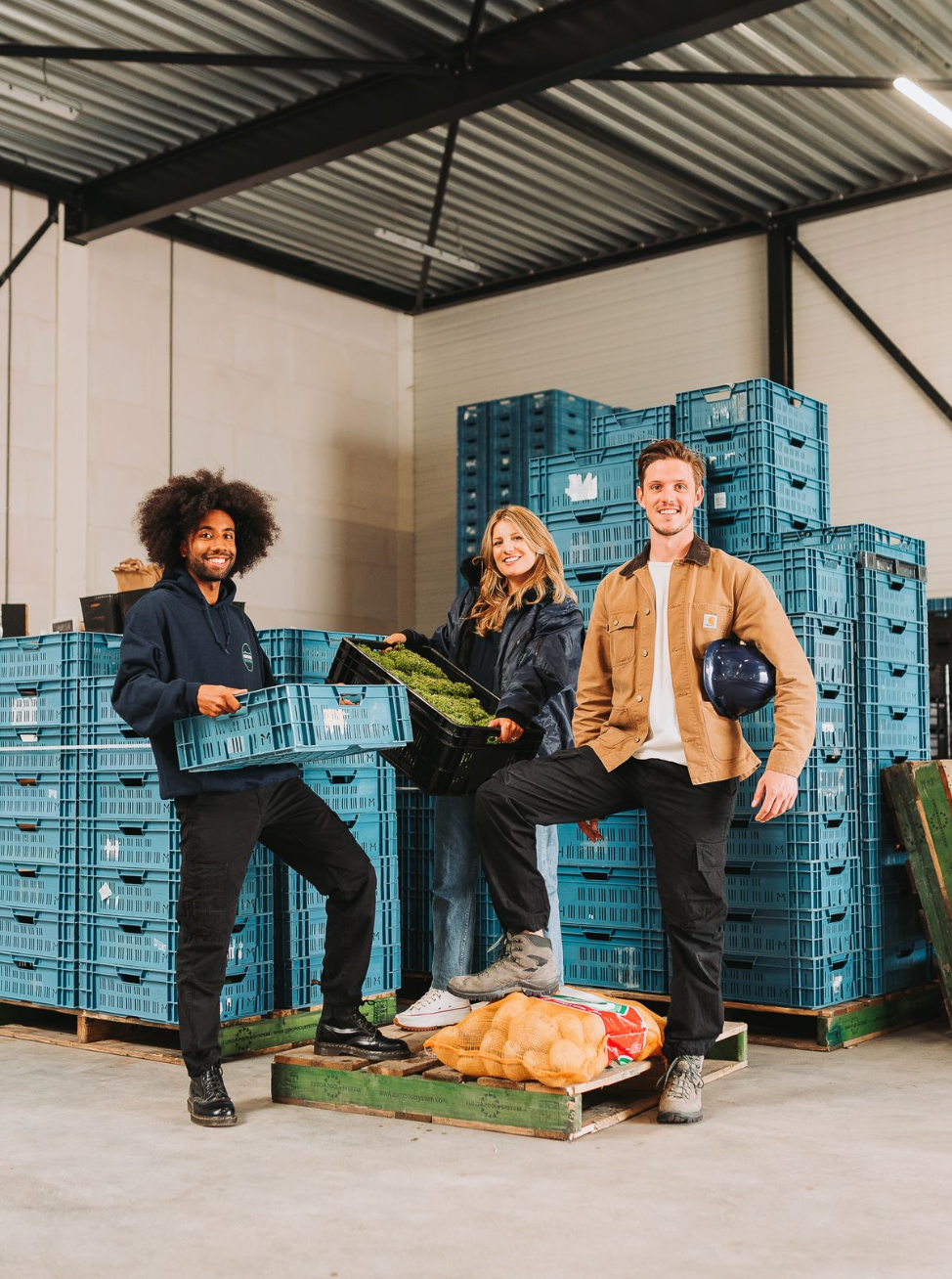 Mensen aan het werk in een magazijn