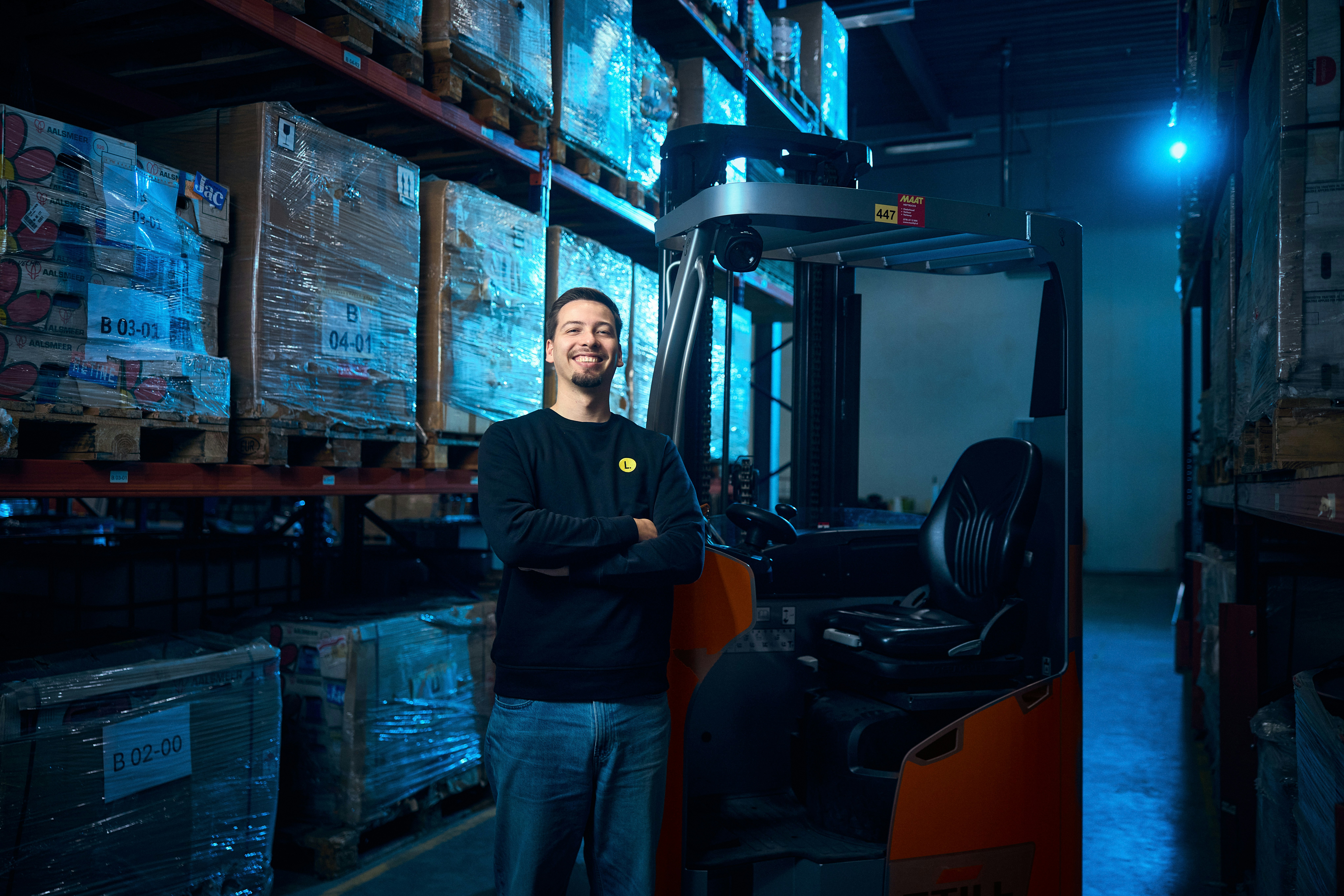 Man in een magazijn bij een reachtruck