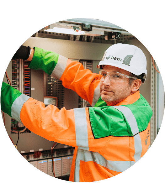 Servicemonteur aan het werk