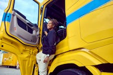 Vrachtwagenchauffeur in vrachtwagen