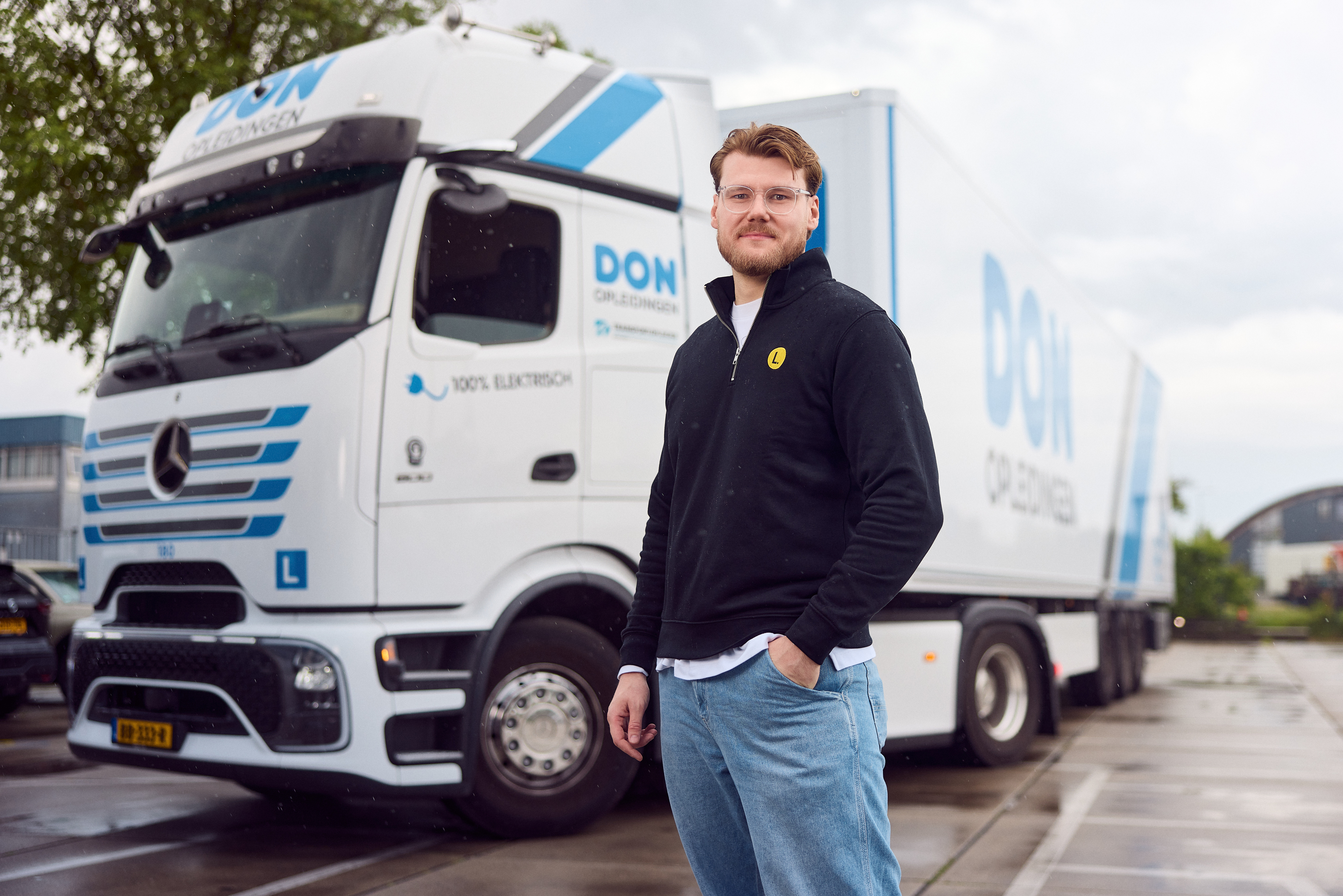 Man staat voor CE-vrachtwagen