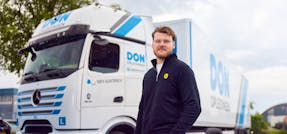Man staat voor CE-vrachtwagen