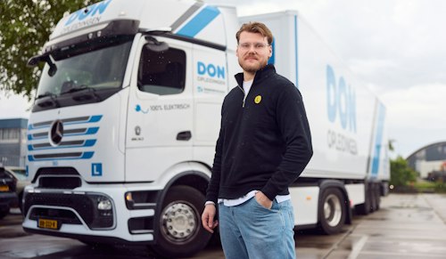 Man staat voor CE-vrachtwagen