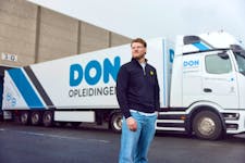 Man staat voor CE-vrachtwagen
