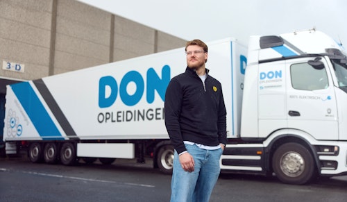 Man staat voor CE-vrachtwagen