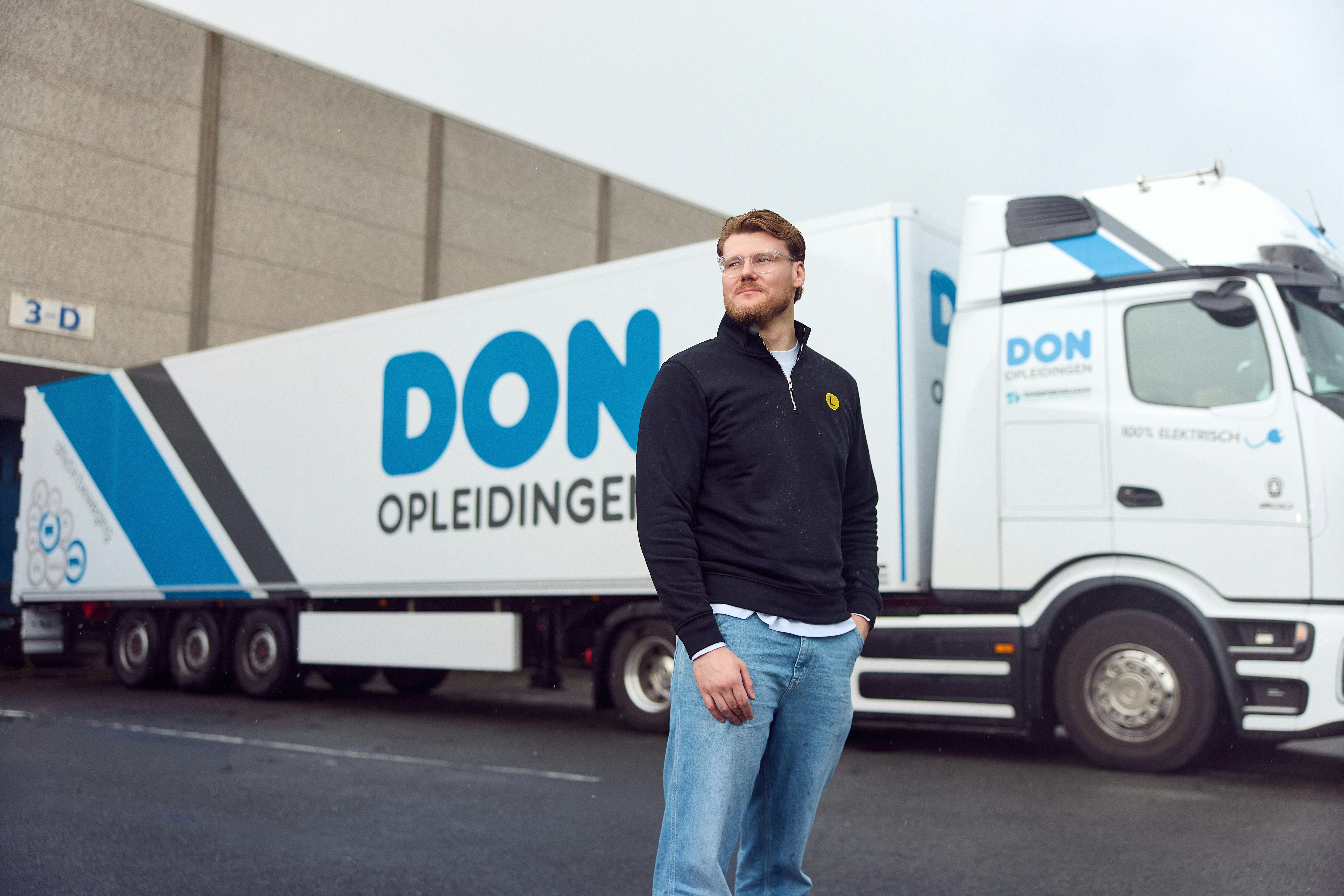 Man staat voor CE-vrachtwagen