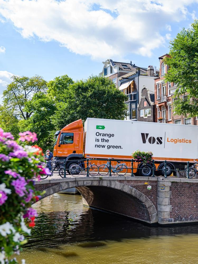 Vos Logistics vrachtwagen op een brug in Amsterdam
